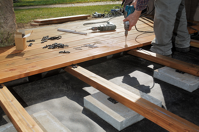 Costruire una terrazza in legno da soli: destreggiandosi un po', sarà possibile occuparsi da soli del montaggio