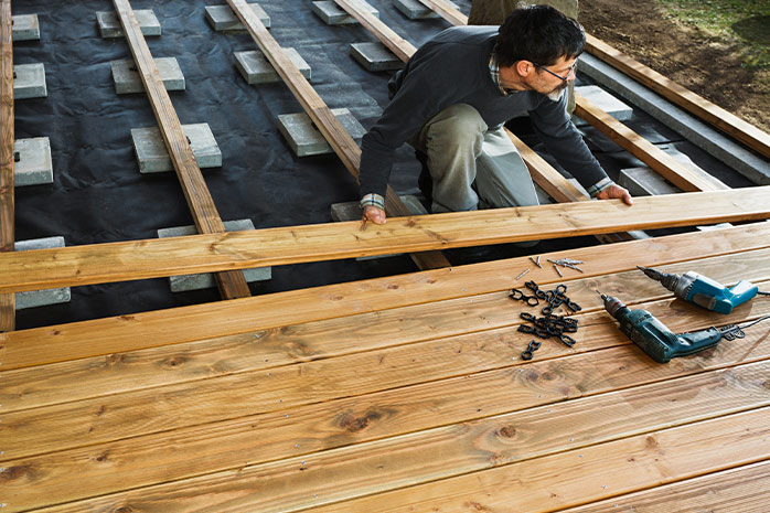 Posa della terrazza in legno con sottostruttura: grazie alle istruzioni di costruzione dettagliate è facile